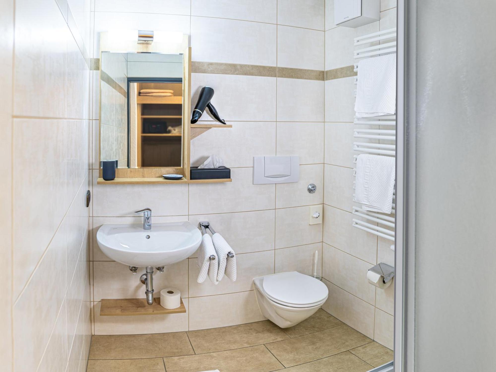 Hotel Hanauerlehen - Ruhige & Zentrale Top-Lage - Mit Schwimmbad, Sauna, Parkplaetze & Cafe - Bayerischer Familienbetrieb Schoenau am Koenigsee Room photo